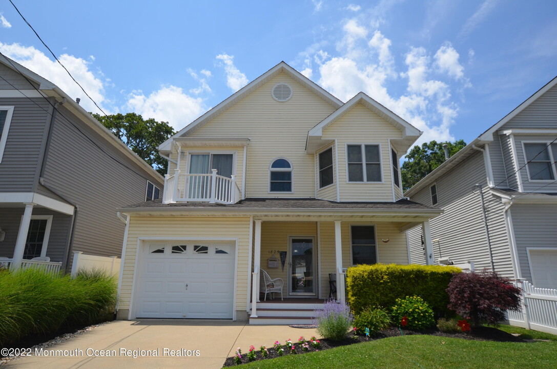 1825 Pine Terrace in Lake Como, NJ - Building Photo