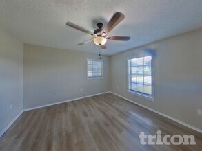 7029 Symmes Rd in Gibsonton, FL - Foto de edificio - Building Photo