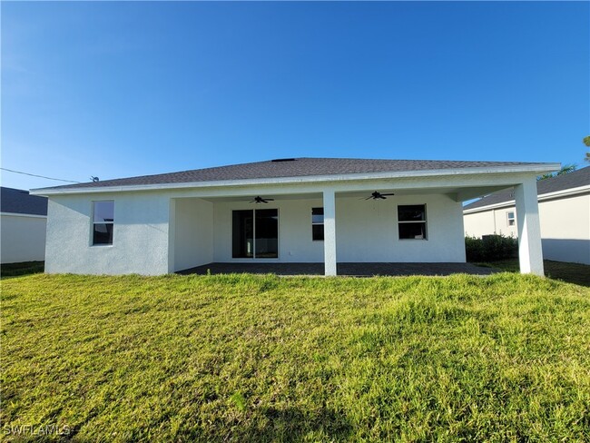 1807 SW 39th St in Cape Coral, FL - Foto de edificio - Building Photo