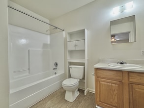 Spring Tree Apartments in Denham Springs, LA - Foto de edificio - Building Photo