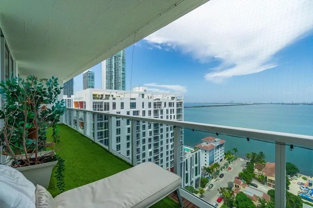 600 NE 27th St, Unit Apt 2103 in Miami, FL - Building Photo