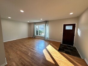 485 Edgeworth Dr in Ada, MI - Building Photo - Building Photo