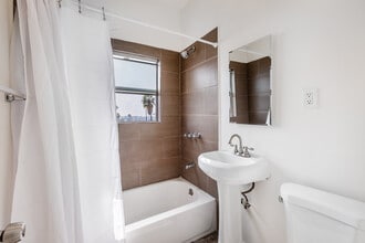 New Hampshire Manor in Los Angeles, CA - Building Photo - Interior Photo