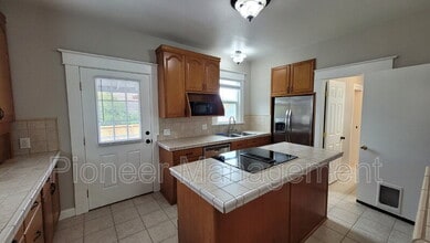 322 SE Pitzer St in Roseburg, OR - Building Photo - Building Photo