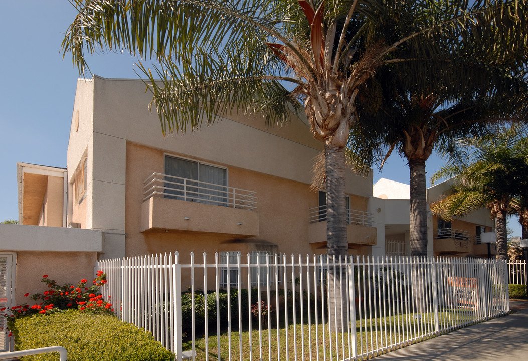 Laurel Canyon Gardens in Arleta, CA - Building Photo