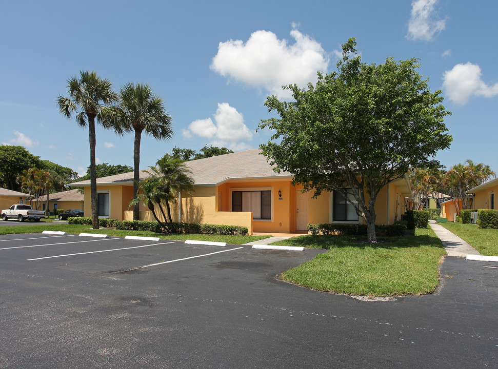 Lakeside Villas in West Palm Beach, FL - Building Photo