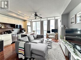 25 Carlton St. in Toronto, ON - Building Photo