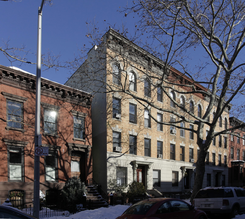 135 Kent St in Brooklyn, NY - Foto de edificio