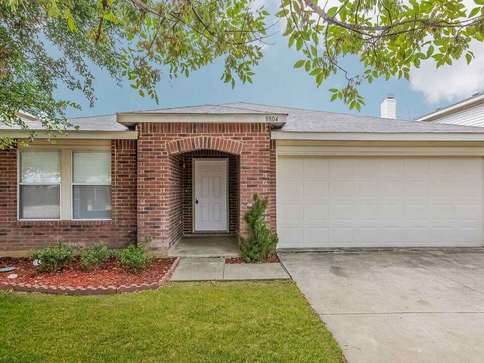 8804 Seven Oaks Ln in Denton, TX - Foto de edificio