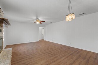 209 E Rector St in Manor, TX - Foto de edificio - Building Photo