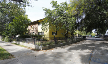 1599 N Raymond Ave in Pasadena, CA - Foto de edificio - Building Photo