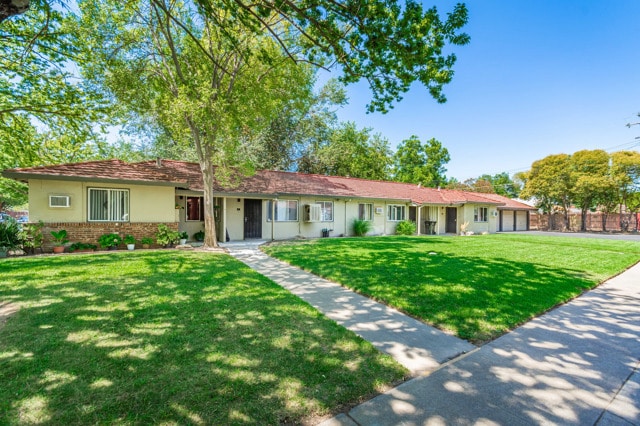 Red Robin Apartments in Sacramento, CA - Building Photo