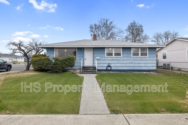 property at 1555 W Pearl St