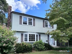 47 Crestwood Dr in Manchester, CT - Building Photo