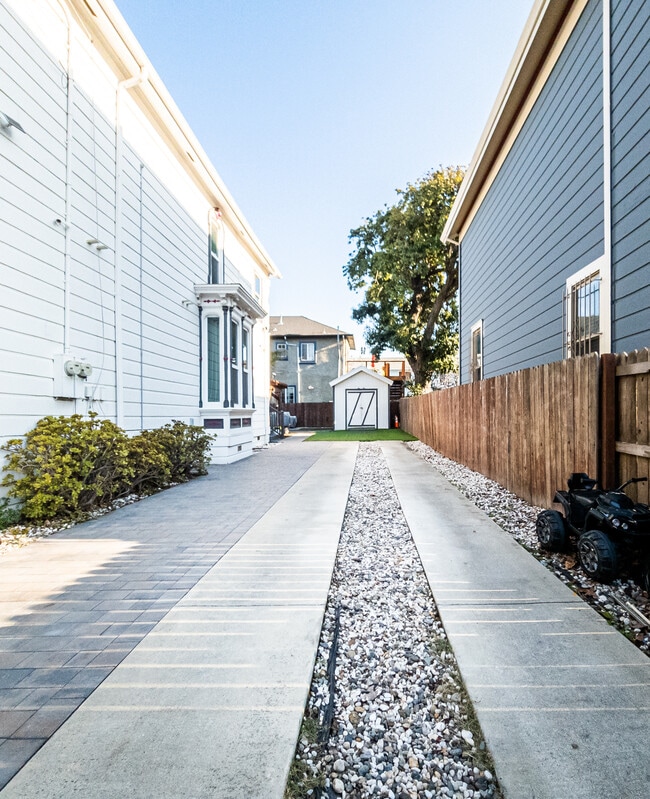 882 Wood St, Unit #2 in Oakland, CA - Building Photo - Building Photo