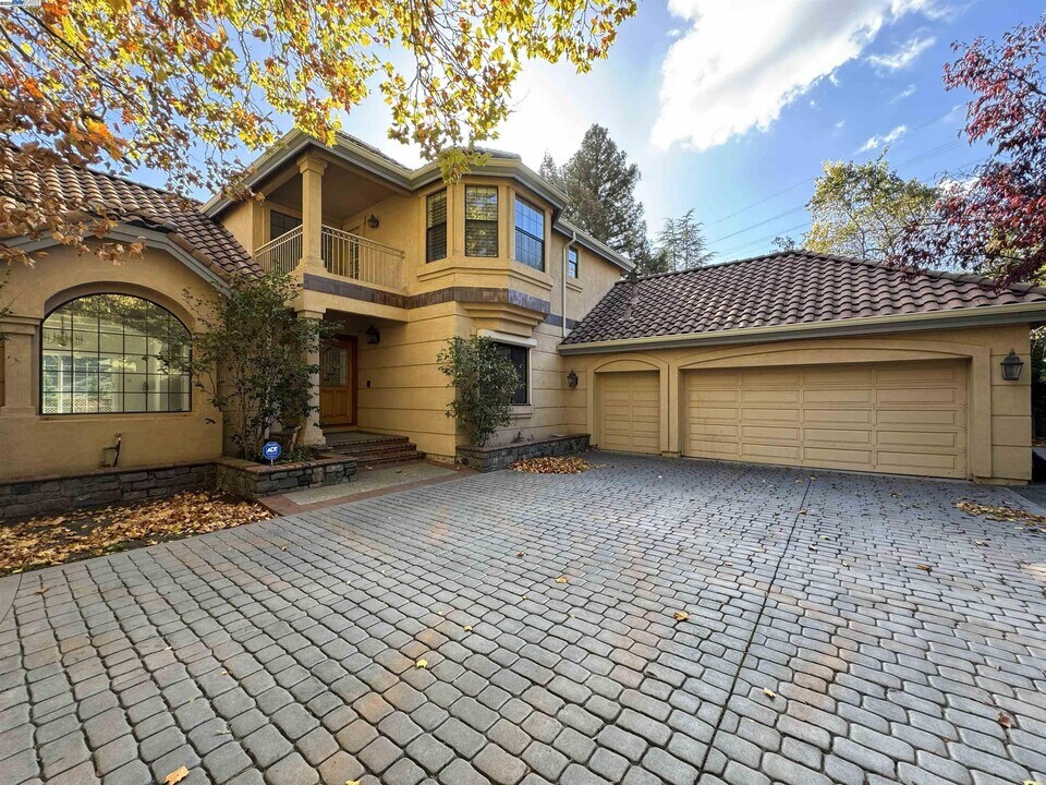 1295 Whispering Oaks Pl in Danville, CA - Building Photo