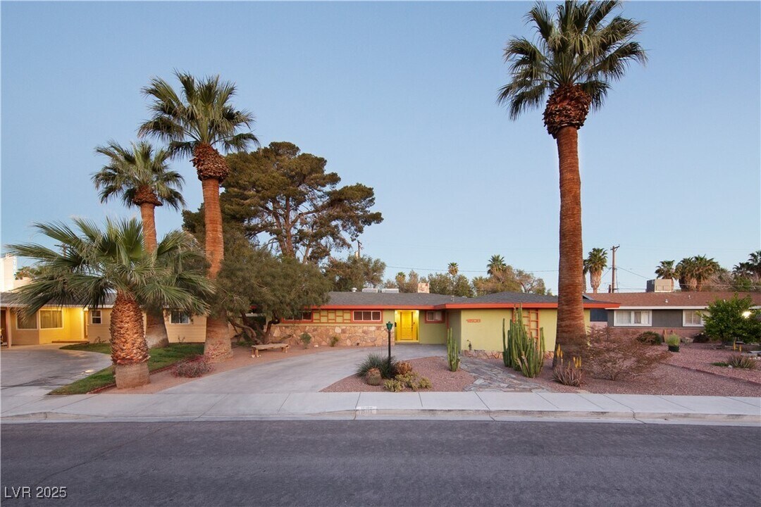 1608 Houssels Ave in Las Vegas, NV - Building Photo