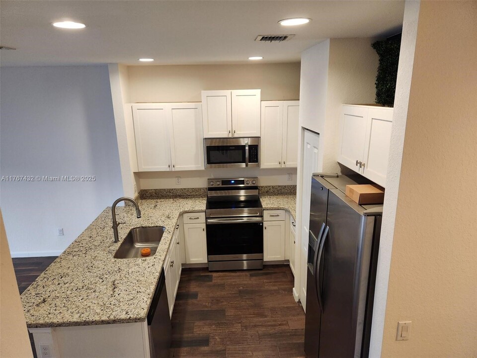 374 SE 1st Dr in Deerfield Beach, FL - Building Photo