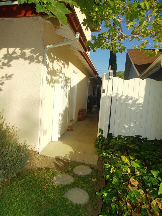 6104 Lockhurst Dr in Woodland Hills, CA - Building Photo - Building Photo