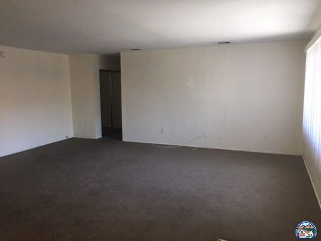 1741 W Olive Ave in El Centro, CA - Foto de edificio - Building Photo