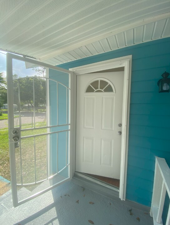 2085 Morehouse Rd in Jacksonville, FL - Building Photo