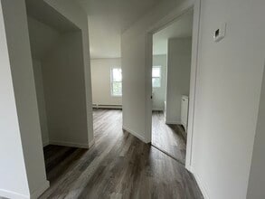 23 Taylor St, Unit 102 in Biddeford, ME - Foto de edificio - Building Photo