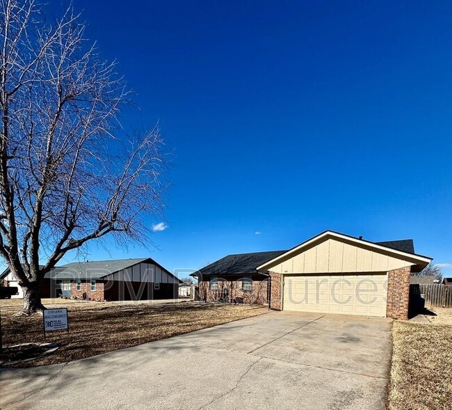 1135 W Johnathan Way in Mustang, OK - Building Photo - Building Photo