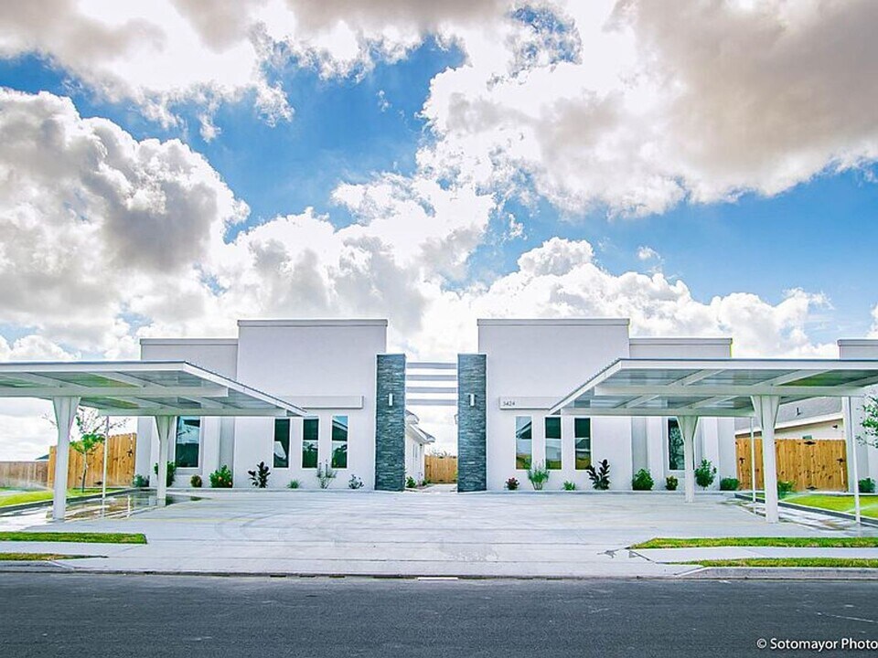1405 Alta Vista Dr, Unit 2 in Progreso Lakes, TX - Building Photo