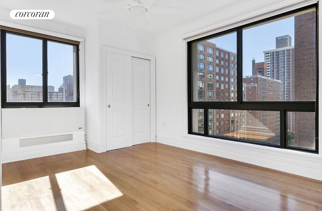203 W 90th St in New York, NY - Building Photo