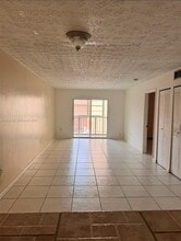 6055 W 19th Ave in Hialeah, FL - Foto de edificio - Building Photo