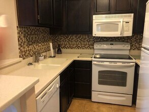 2140 Pinetop Ln in Las Vegas, NV - Building Photo - Building Photo