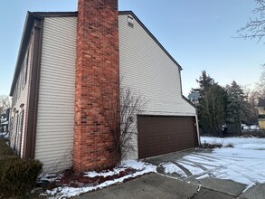 5226 Cedarhurst Dr in West Bloomfield Township, MI - Foto de edificio - Building Photo