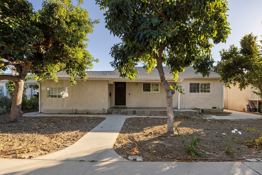 16938 Hartland St in Van Nuys, CA - Foto de edificio