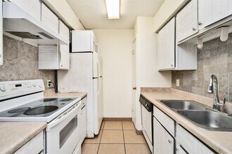 10211 Sugar Branch Dr in Houston, TX - Foto de edificio - Building Photo