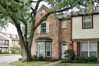 5801 Lumberdale Rd in Houston, TX - Foto de edificio - Building Photo