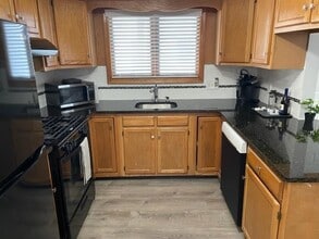234 Lee St in Elmwood Park, NJ - Building Photo - Building Photo