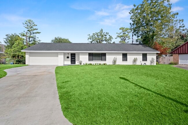 property at 6 Pom Ct