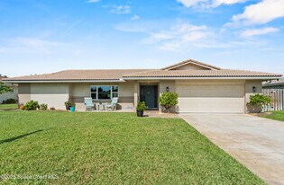 375 Cherry Dr in Satellite Beach, FL - Building Photo