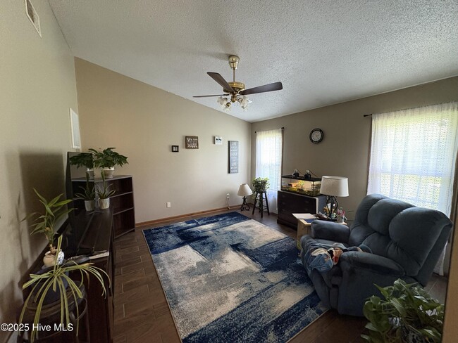 723 Pinewood Dr in Jacksonville, NC - Building Photo - Building Photo