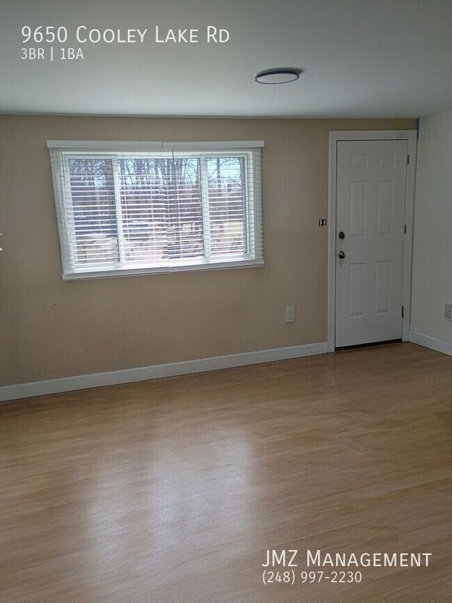 9650 Cooley Lake Rd in White Lake, MI - Building Photo - Building Photo