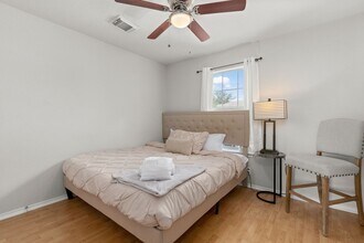 907 Grants Canyon in San Antonio, TX - Foto de edificio - Building Photo