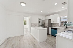 489 NW 2nd Way in Deerfield Beach, FL - Building Photo