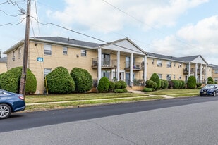 Carteret Gardens in Carteret, NJ - Building Photo