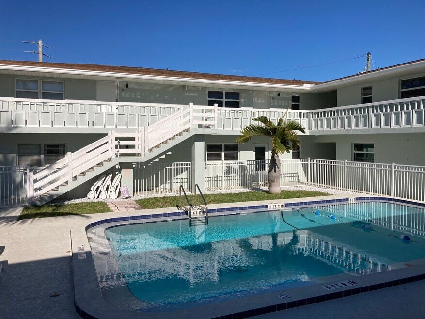 299 E Central Blvd, Unit Condo #1 in Cape Canaveral, FL - Foto de edificio