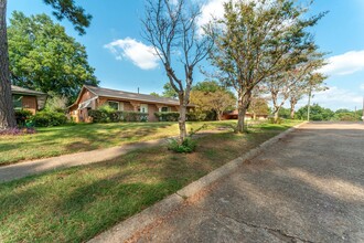 3902 Oakcrest St in Shreveport, LA - Building Photo - Building Photo