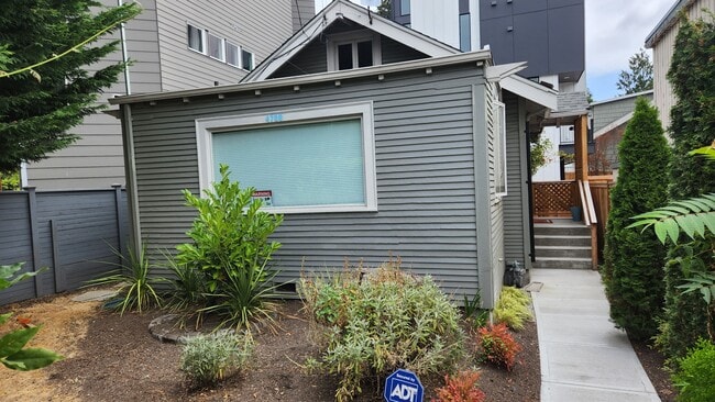 4708 Midvale Ave N, Unit Room 1 in Seattle, WA - Building Photo - Building Photo