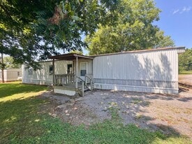 225 Community Dr in Batesville, AR - Building Photo