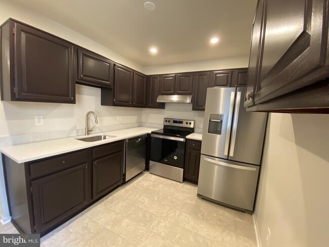 property at 2562 Glengyle Dr