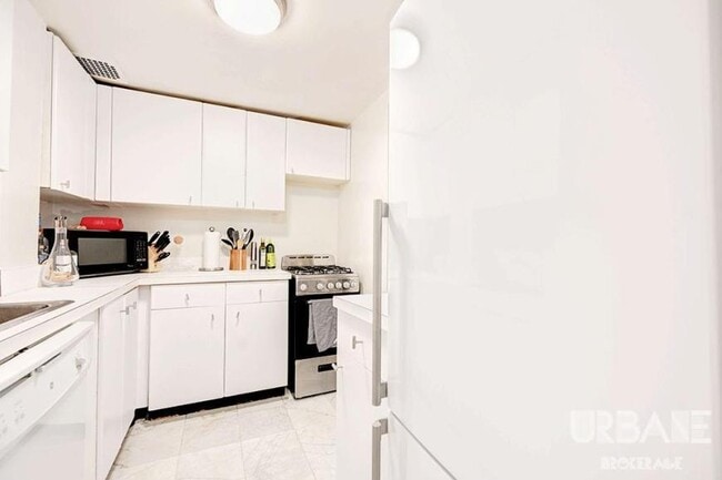35 Grove St in New York, NY - Building Photo - Building Photo