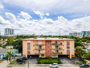 Fillmore Condominium Apartments in Hollywood, FL - Building Photo - Building Photo